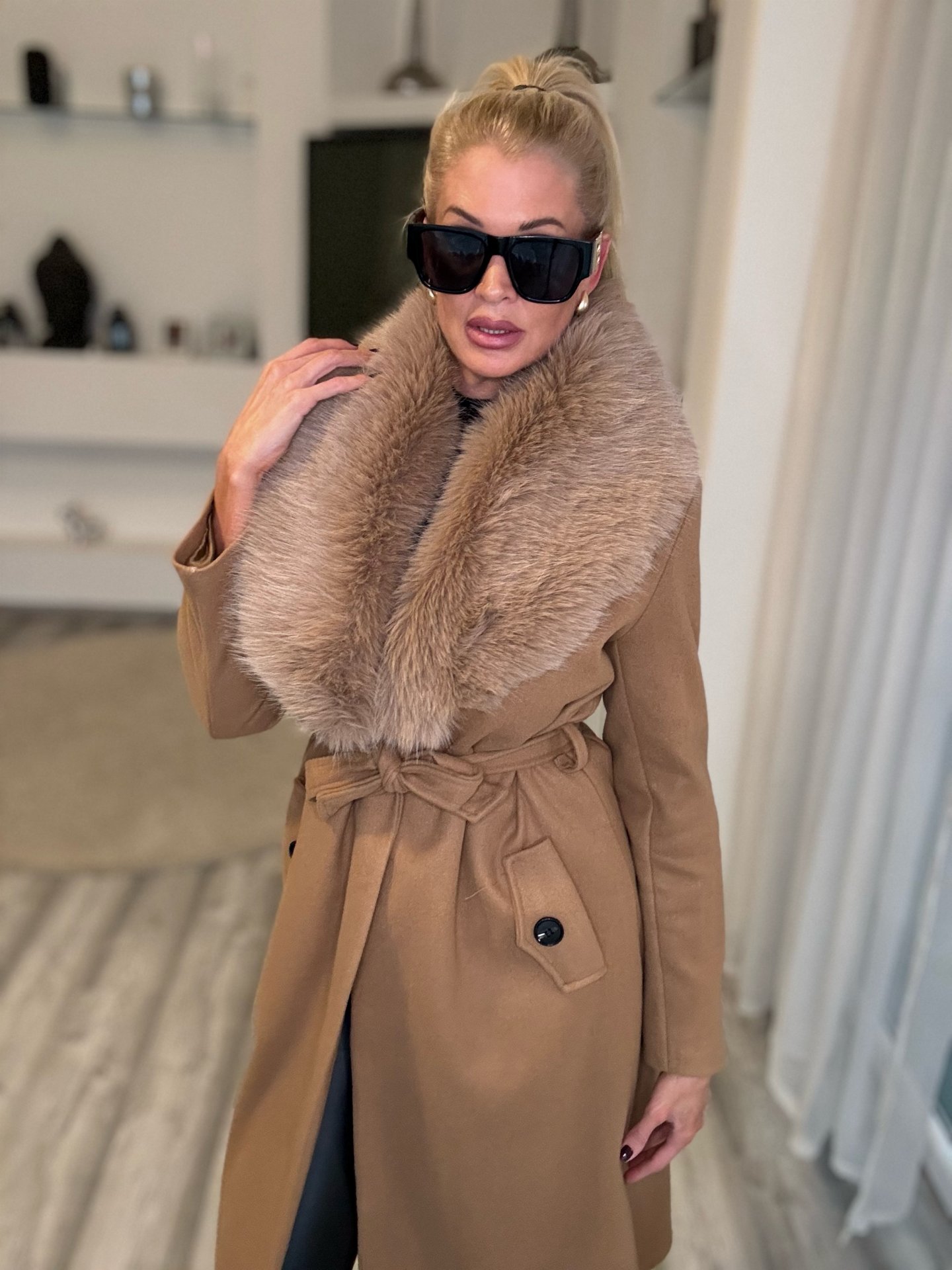 SZÖVETKABÁT szőrmével hosszú  camel 