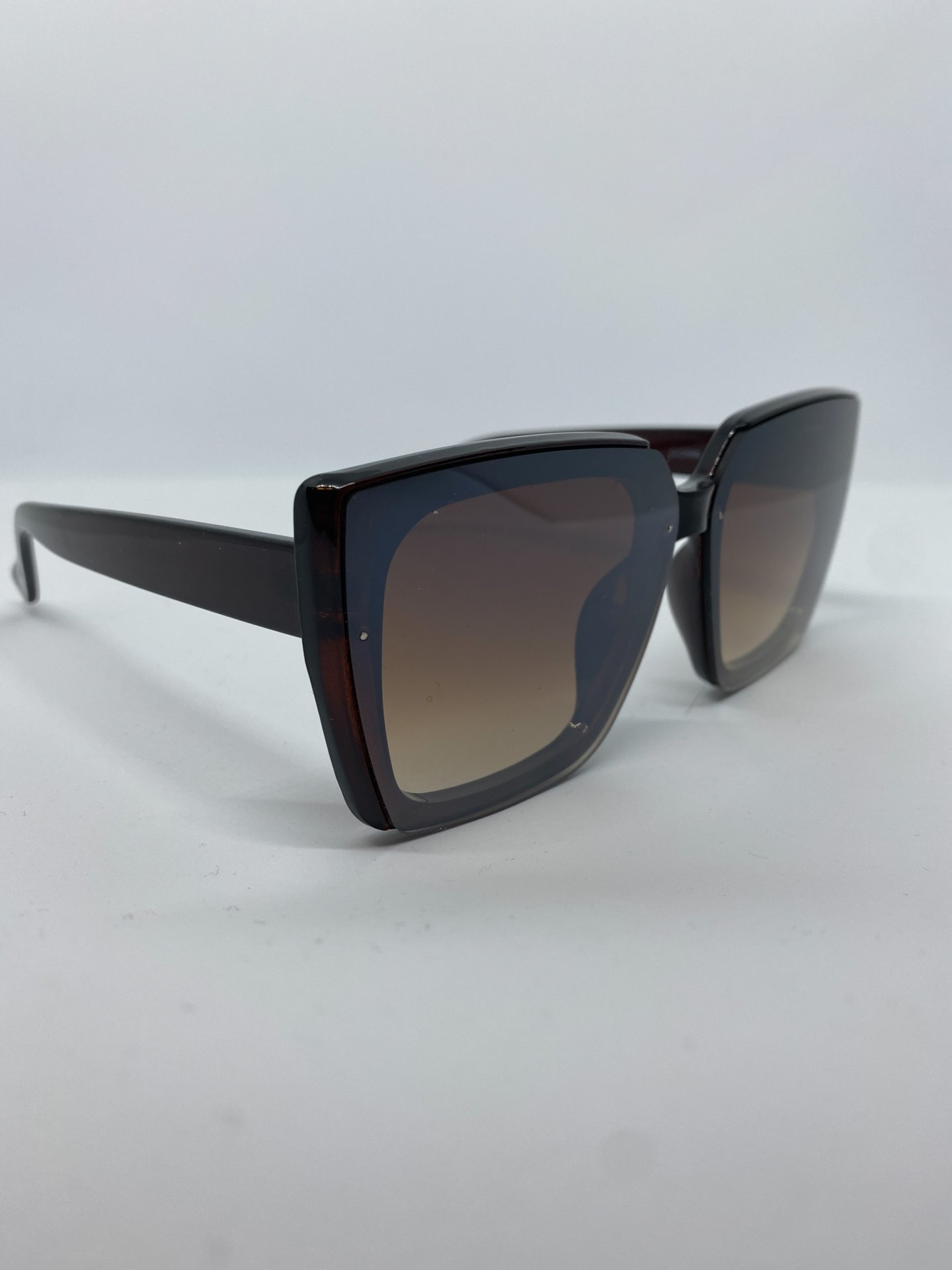 C063 barna 