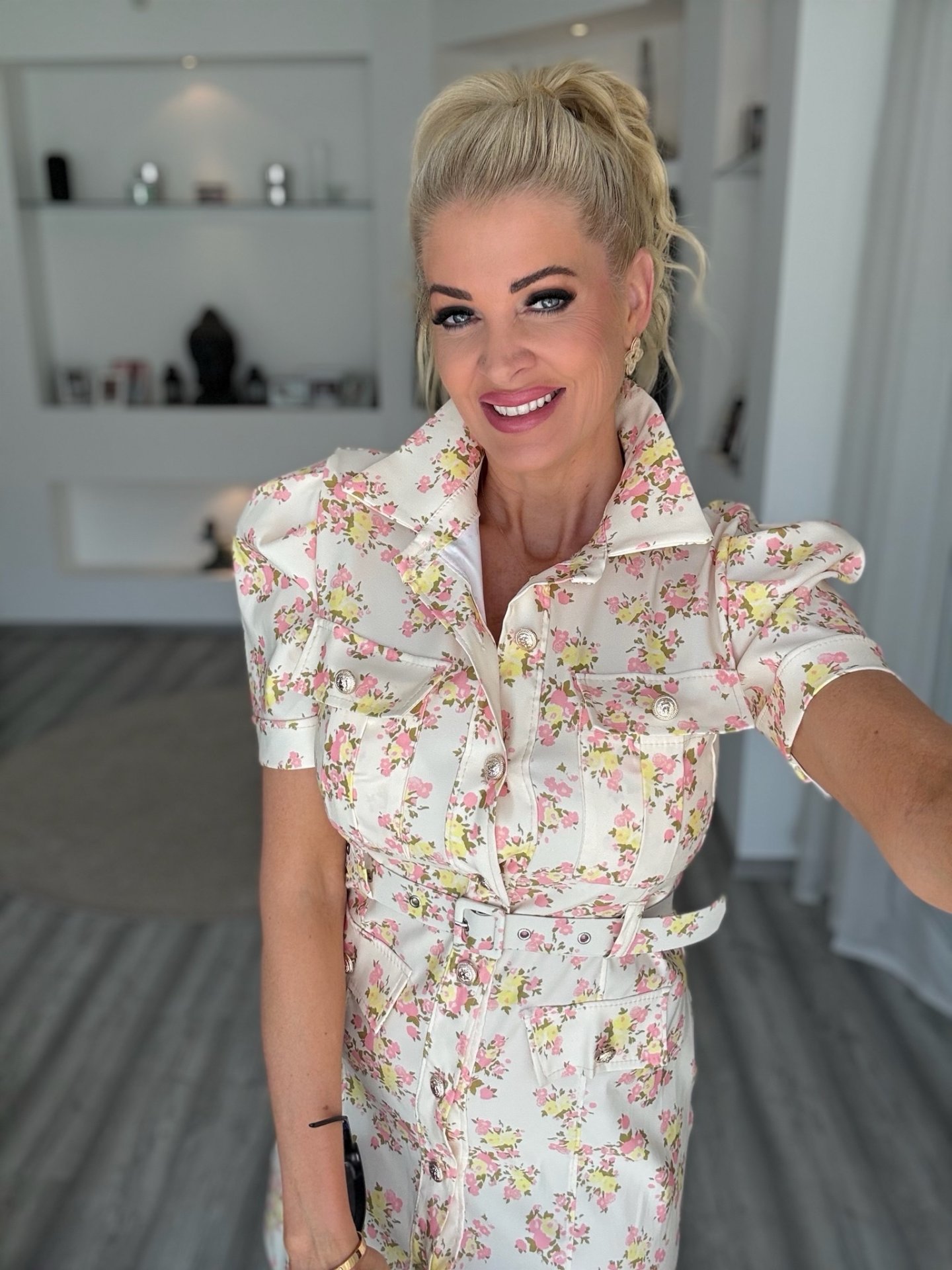 LINA farmer hatású ruha bézs virágos